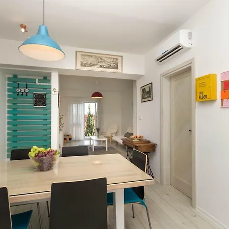 Luxury Lucy In Center With Amazing Sea-view Σπλιτ